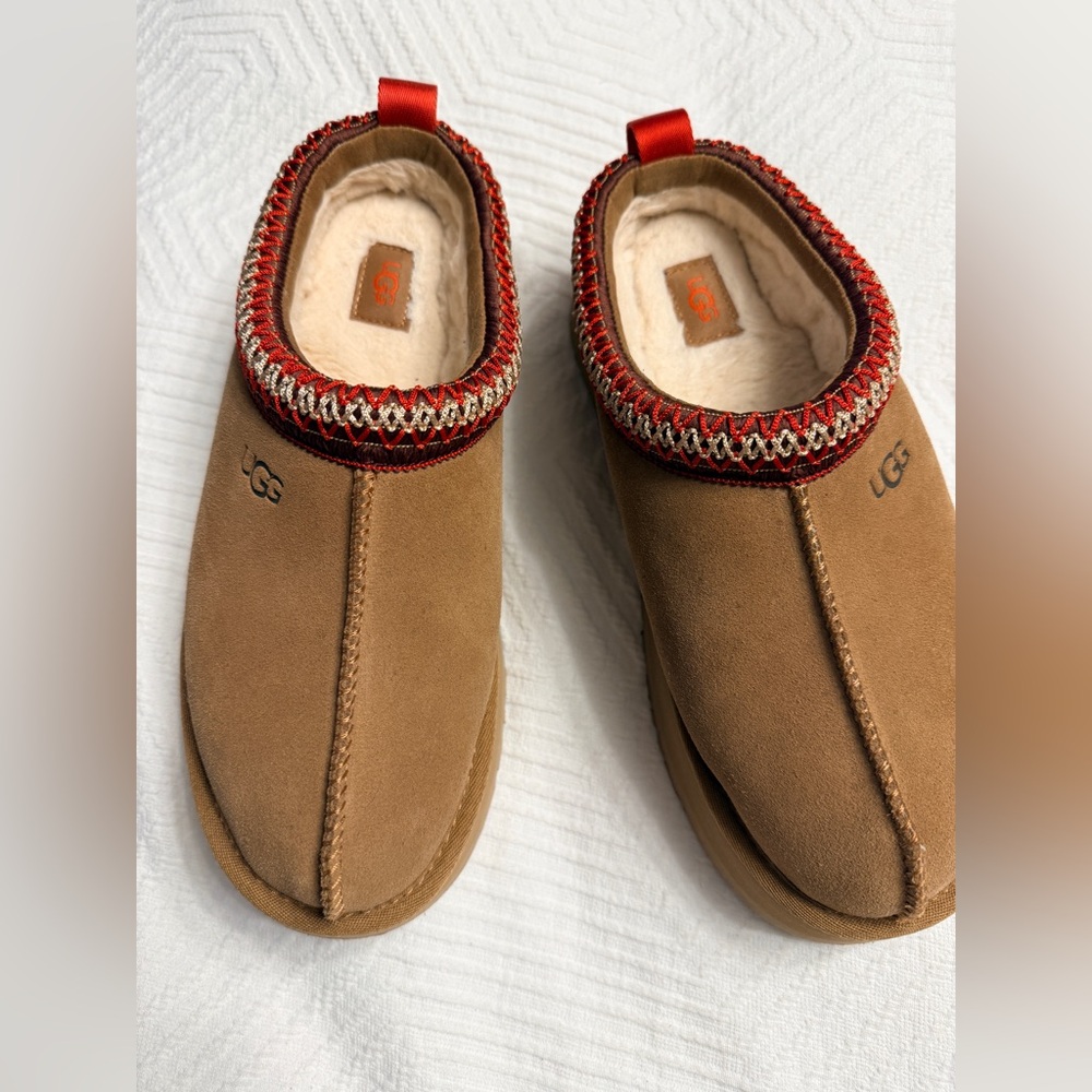 UGG women’s. Like new. Size 8 - Picture 3 of 5